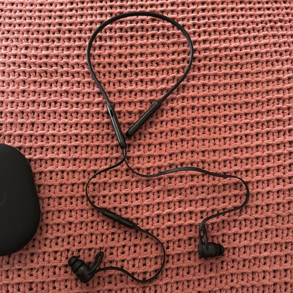 Beats headphones like new, Bluetooth - Picture 2 of 2